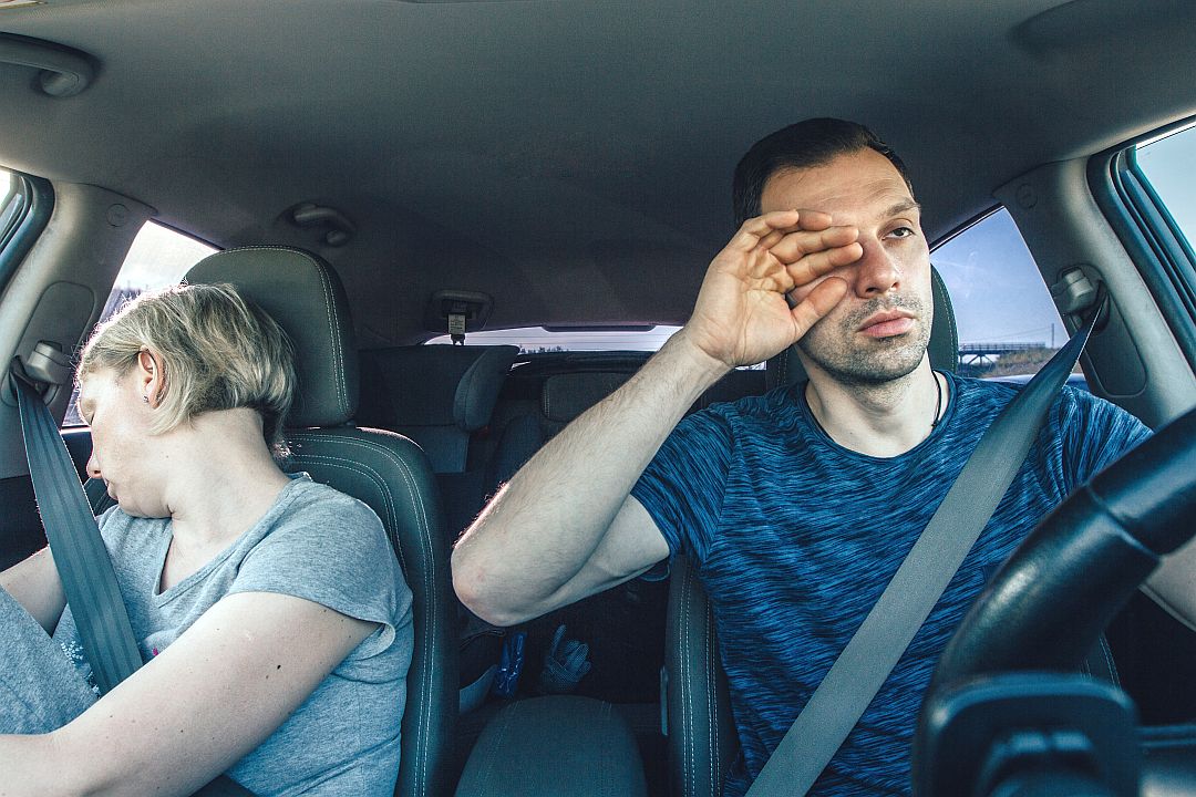 Die Gefahr schlafender Beifahrer im Auto - Stadtradio Krems