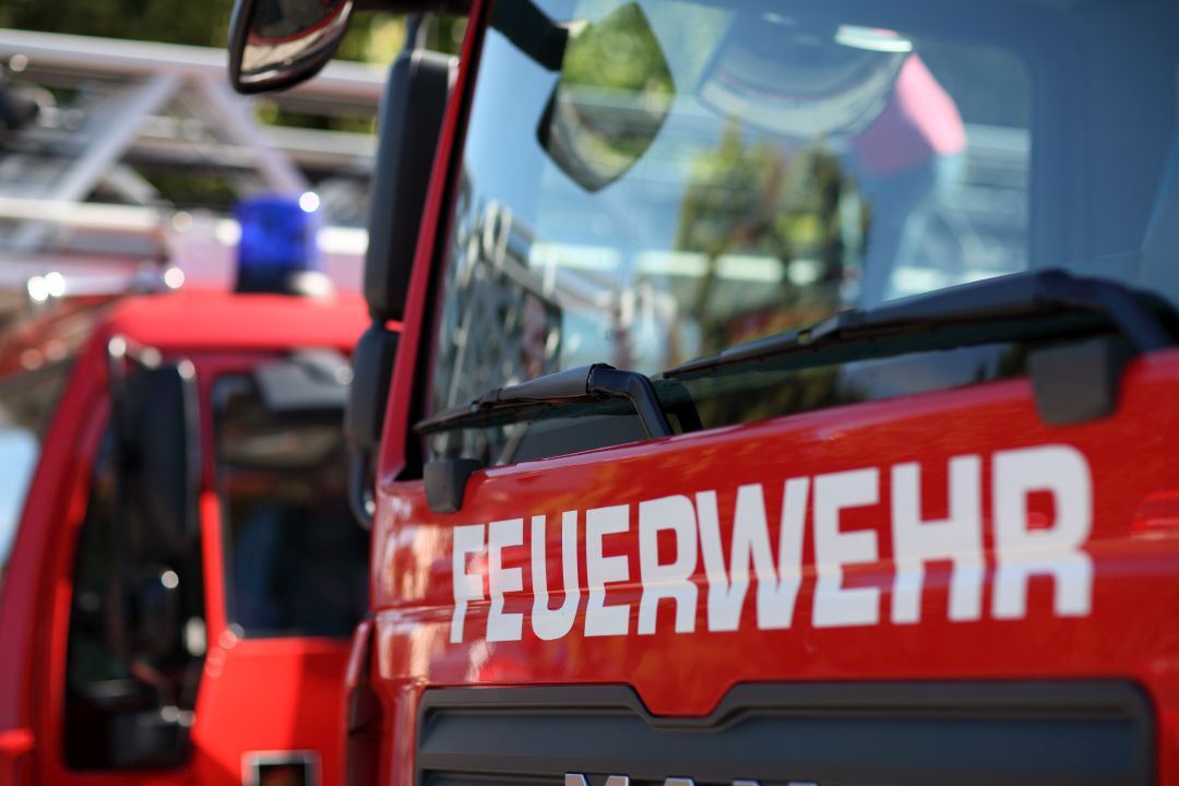 Fahrzeugüberschlag in Großweißenbach: Auto landet auf Tankstelle auf Dach