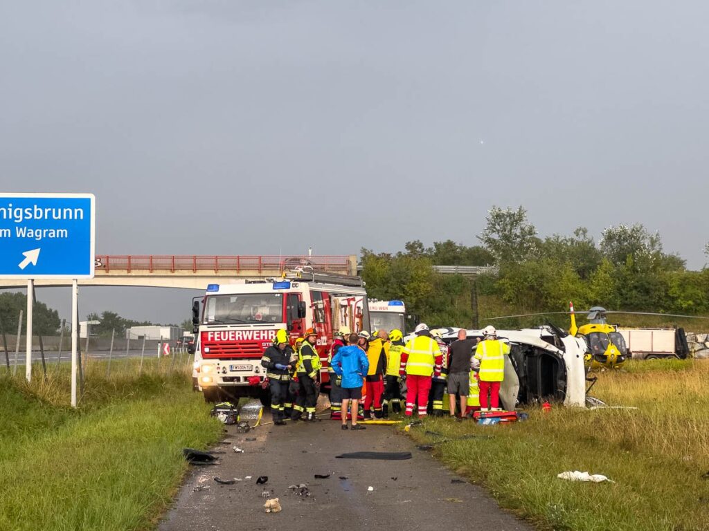 Schwerer Verkehrsunfall auf der S5 bei Königsbrunn: Ein Tesla überschlug sich mehrfach, der Fahrer konnte von der Feuerwehr nach intensiven Rettungsmaßnahmen befreit werden.